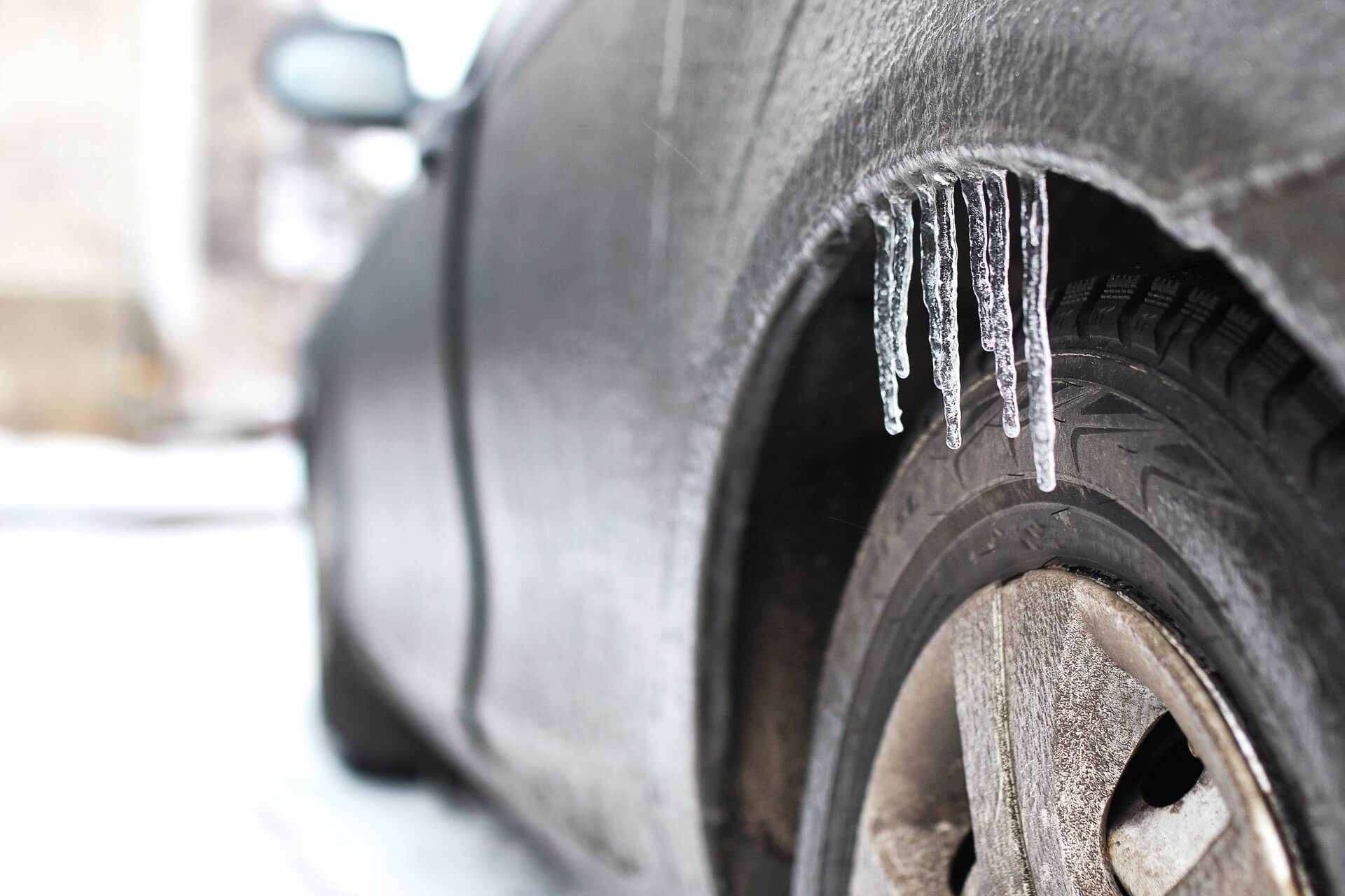 cuidados com o carro coberto de gelo no inverno