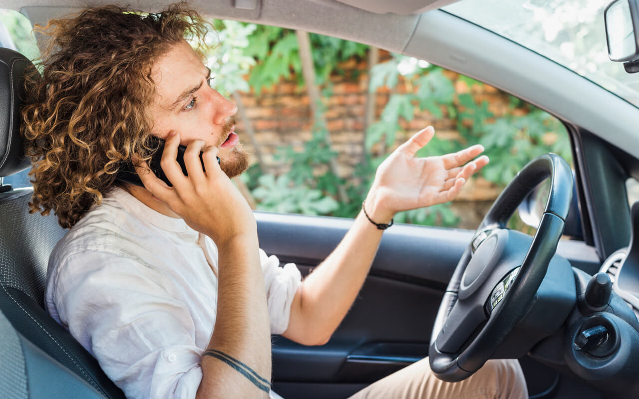 homem a queixar-se que carro não pega