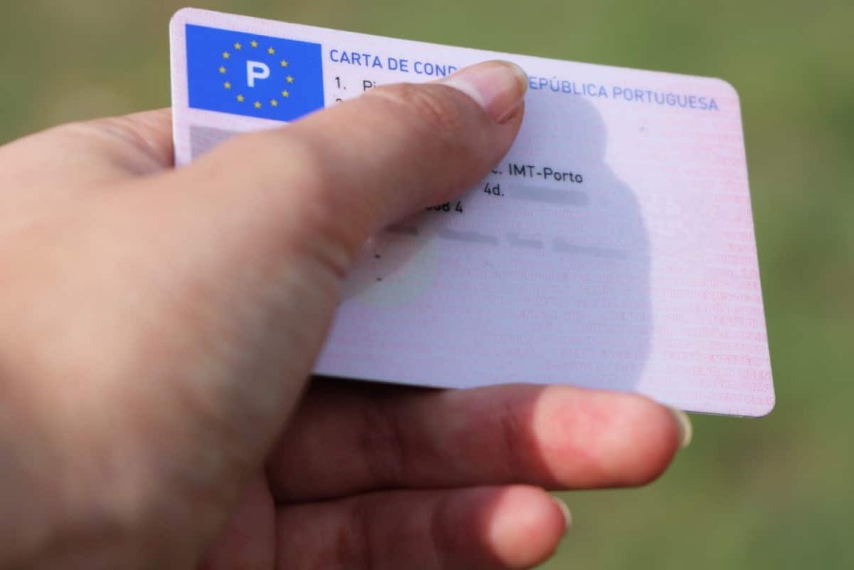 homem a renovar carta de condução