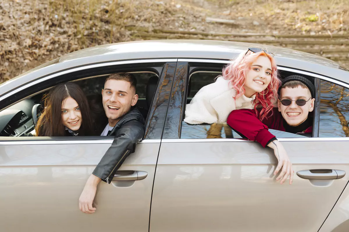 4 jovens dentro de um carro