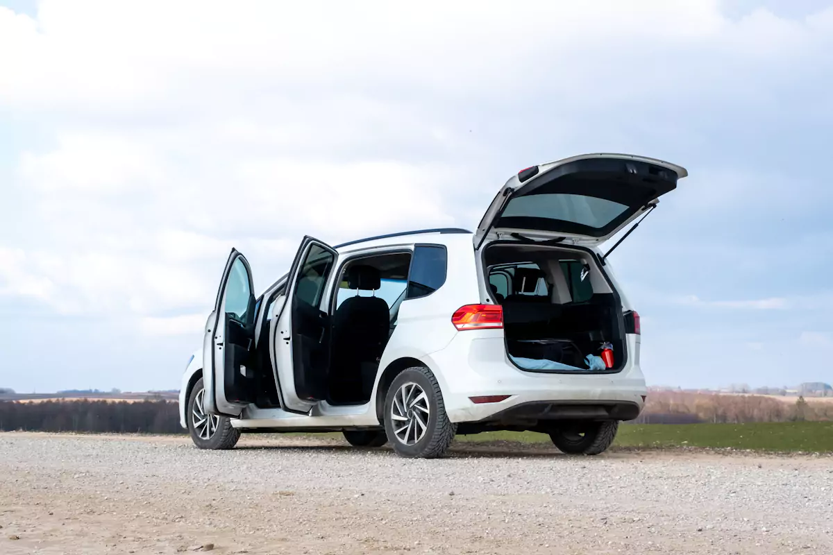 carro de 7 lugares com as portas abertas