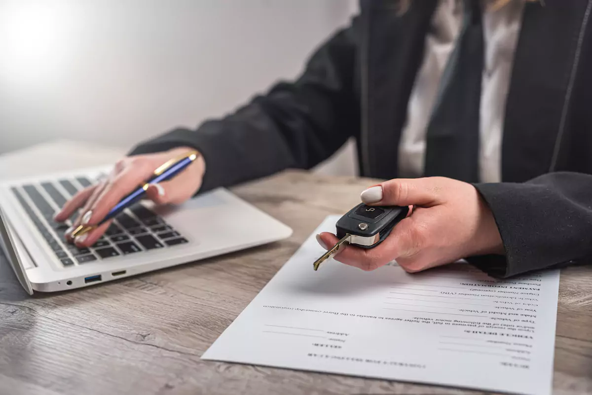 vendedor a preencher os papéis da reserva de propriedade automóvel