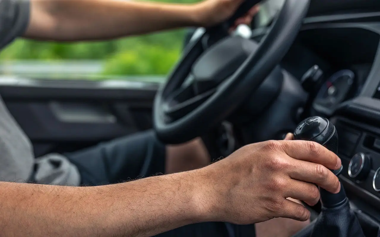 condução manual controlo do volante com as mãos