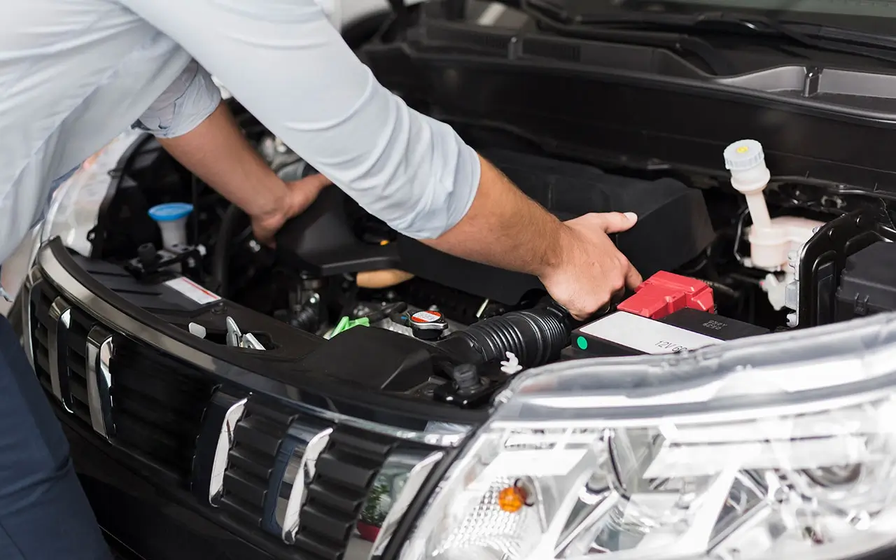 mecanico a retirar motor de carro