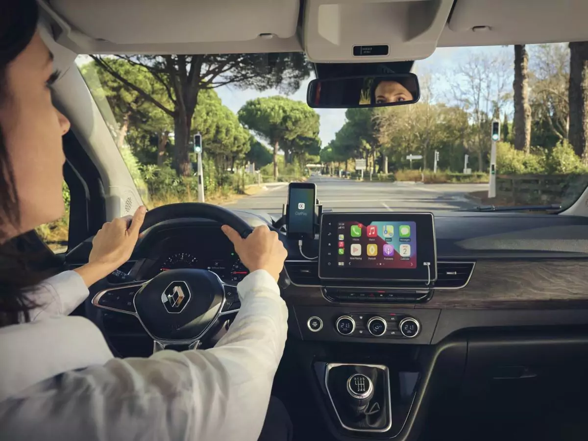 cockpit e painel digital da carrinha Renault
