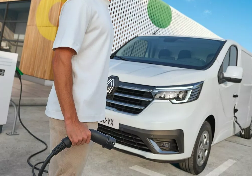 carregamento-renault-e-tech carrinha elétrica Renault a ser carregada