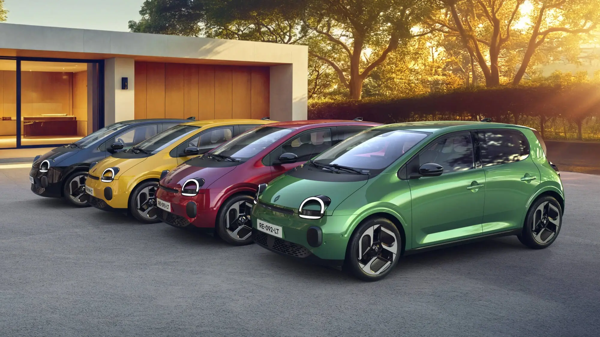 4 Renault Twingos lado a lado em verde, vermelho, amarelo e preto