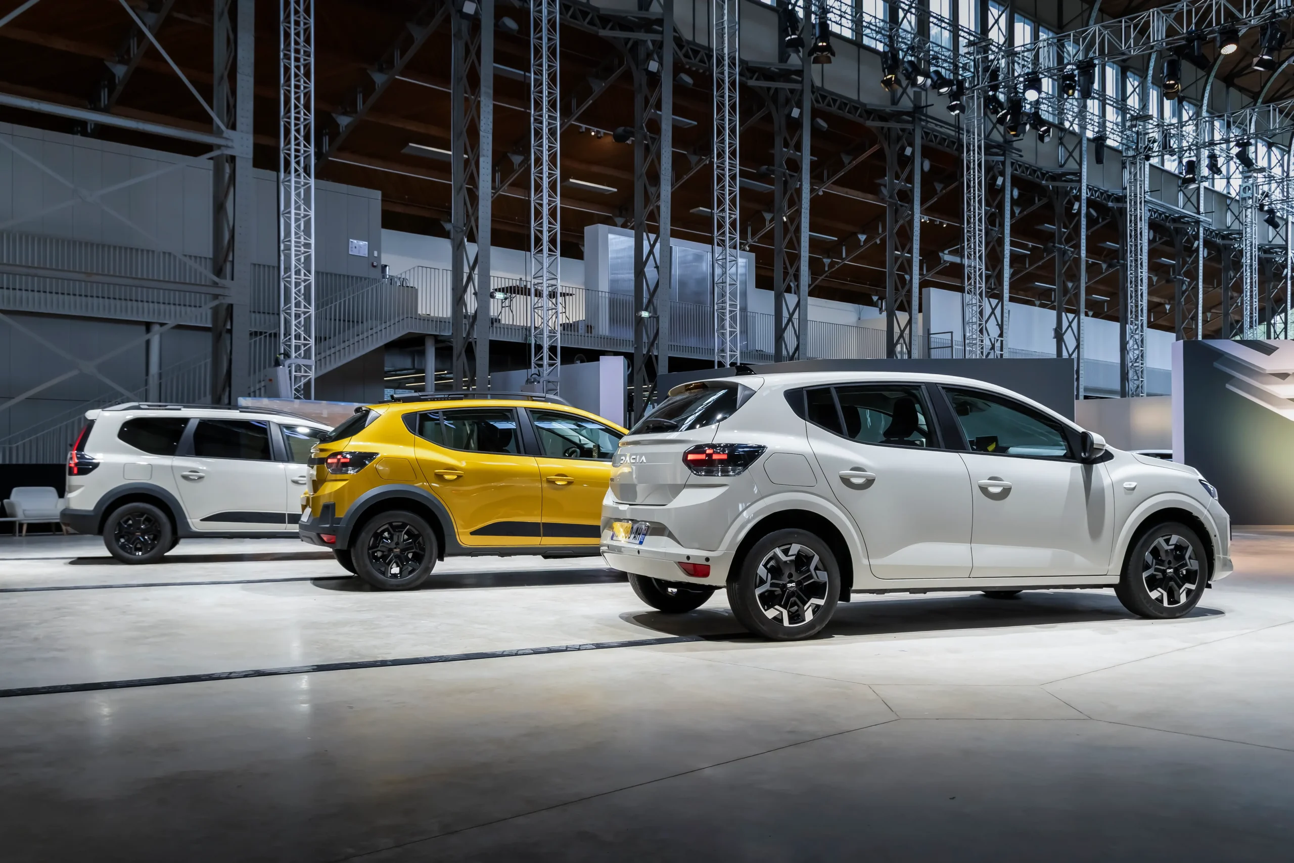 Range 2 Dacia Sandero, Dacia Sandero Stepway e Dacia Jogger lado a lado na apresentação oficial da marca vistos de trás