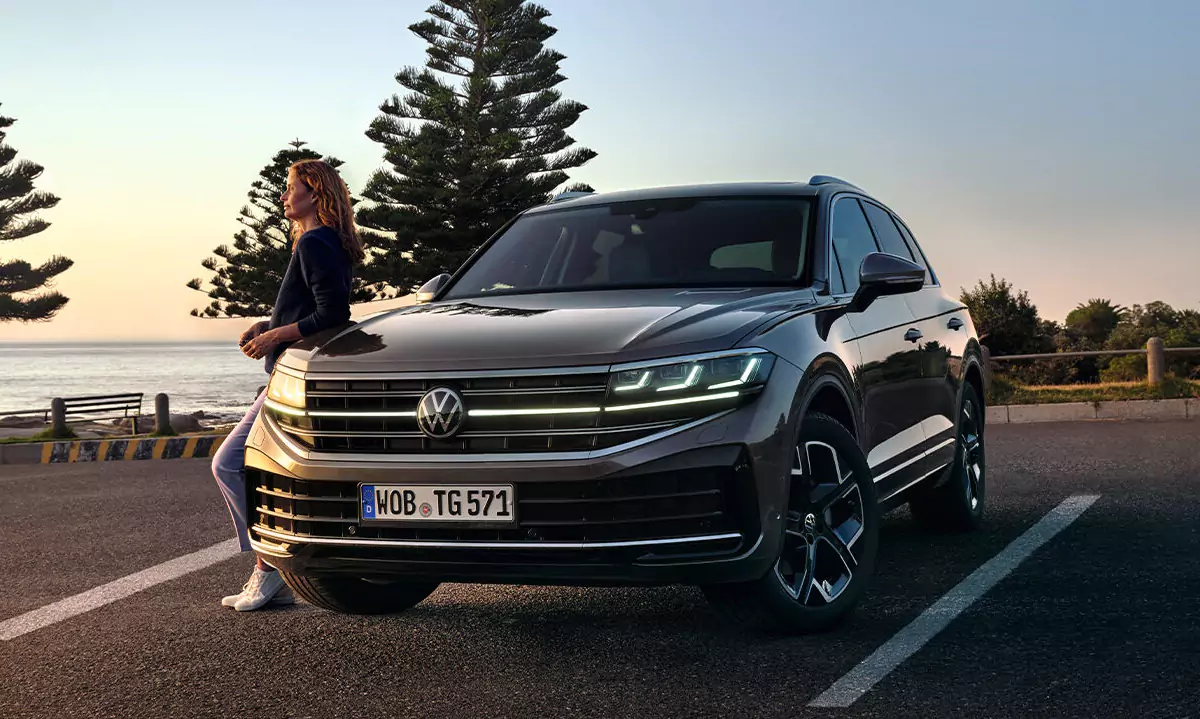 SUV Volkswagen Touareg exterior