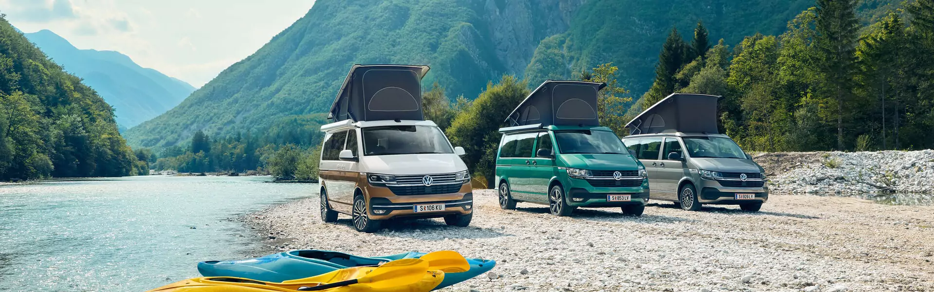 Volkswagen California à beira rio com tenda