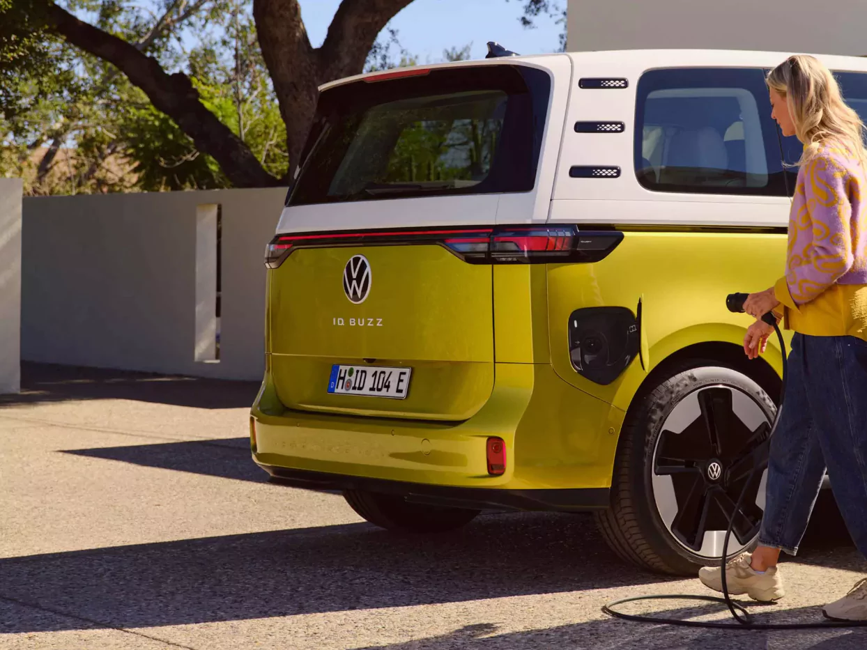 VW ID.buzz, carrinha pão de forma eletrico a carregar