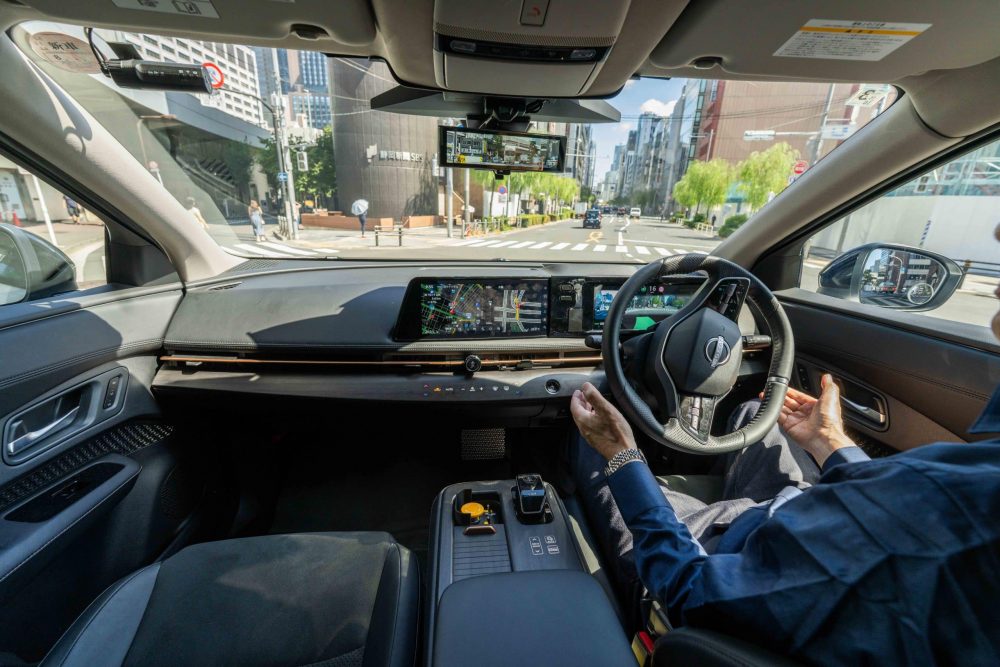 vista interior de um carro Nissan com o novo ProPILOT Assist
