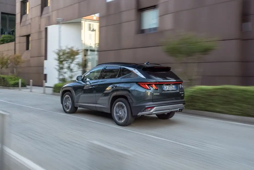 Hyundai TUCSON visto de trás a andar na estrada