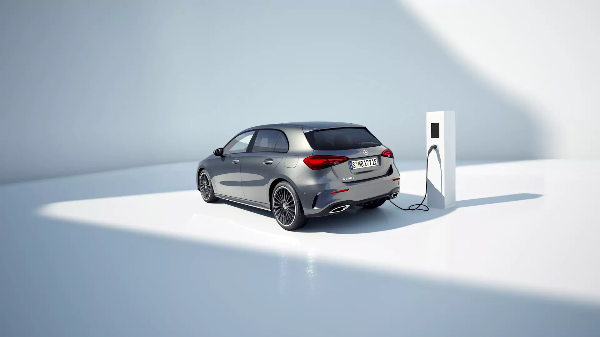 Mercedes Benz Classe A híbrido plug-in a carregar