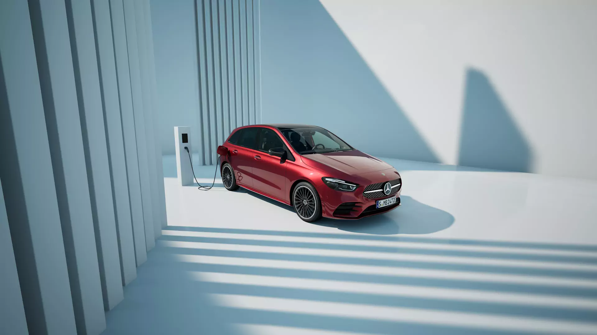 Mercedes-Benz Classe B em vermelho híbrido plug-in a carregar