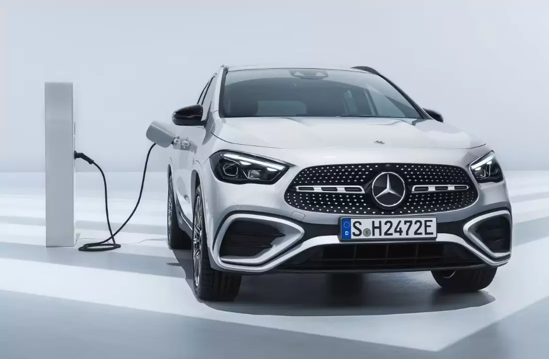 Mercedes GLA SUV híbrido plug in a carregar