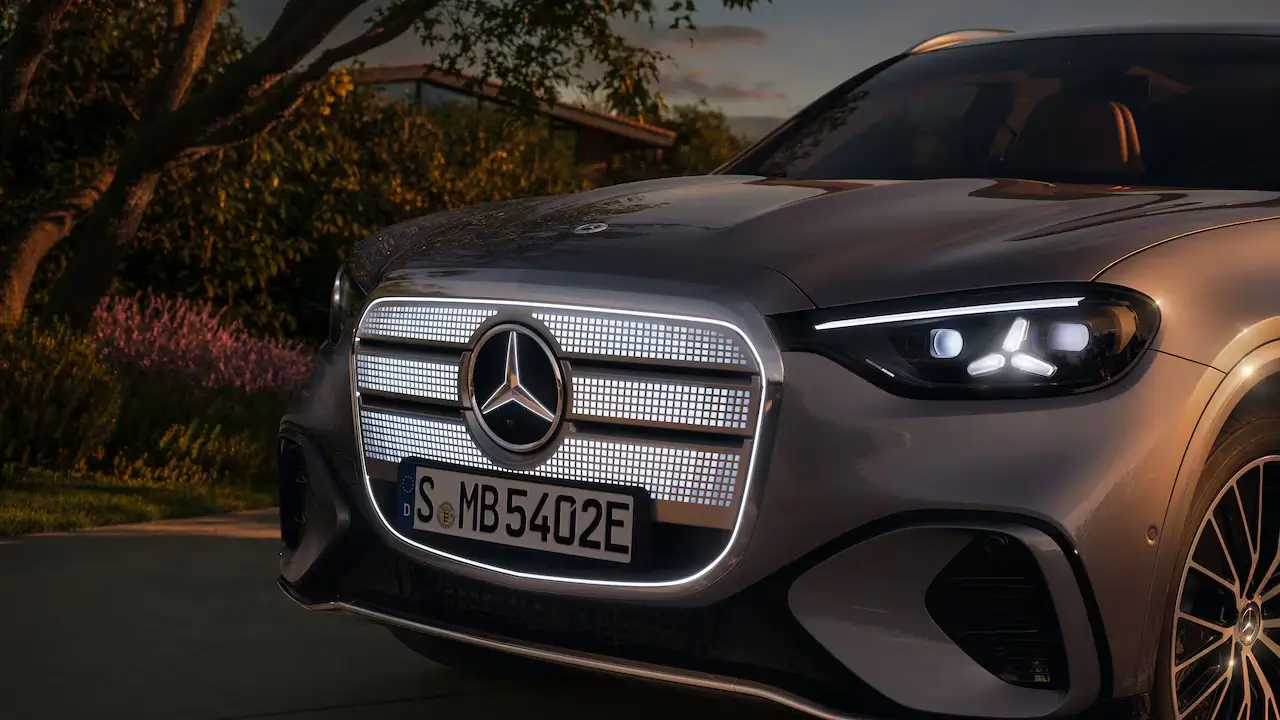 Vista aproximada da frente do Mercedes-Benz GLC 100% elétrico