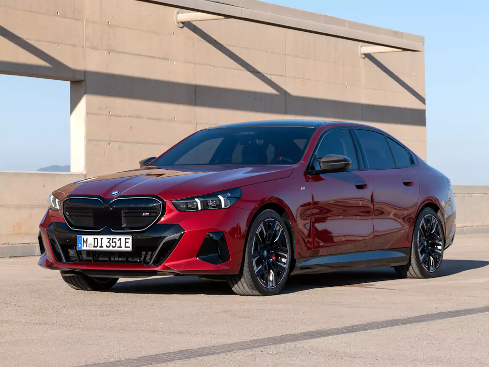 bmw-i5-m60-berlina BMW i5 M60 em vermelho