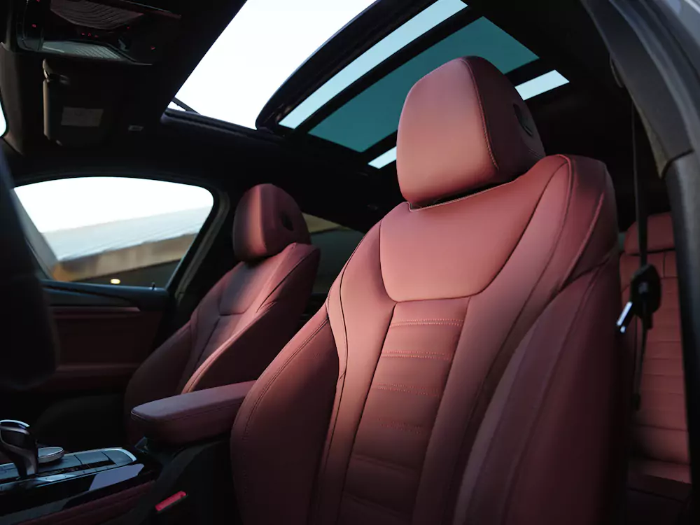 BMW X4 interior: bancos em napa vermelha e teto panorâmico