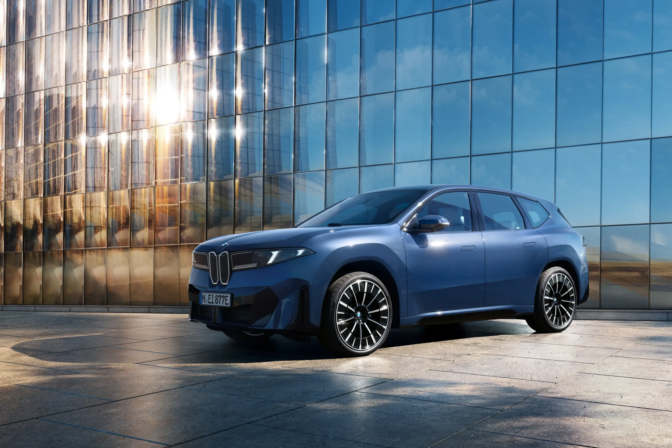 BMW iX3 visto de frente lateral