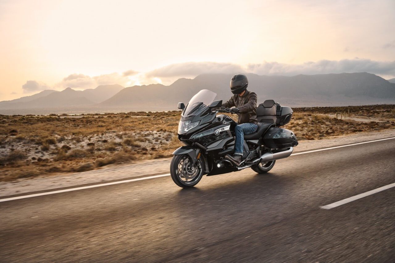 homem a andar na BMW K 1600 Grand America