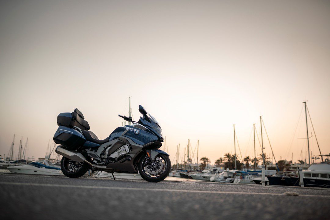 BMW K 1600 GT estacionada ao pôr do sol